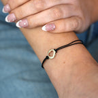 9 Karat Gold offenes Herz mit farbiger Kordel Verstellbares Armband
