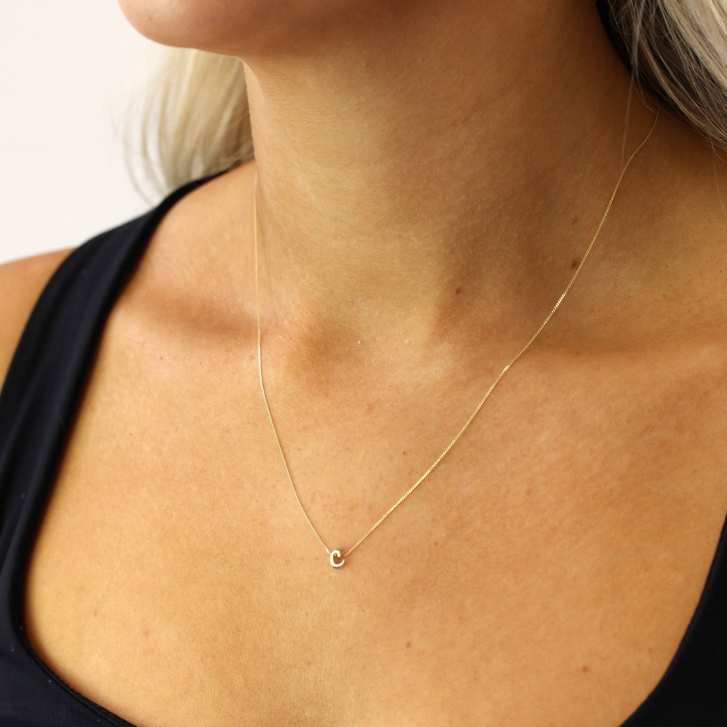 Kleine Halskette mit Anhänger aus 9 Karat Gold in Form des Buchstabens C, 16–20 Zoll