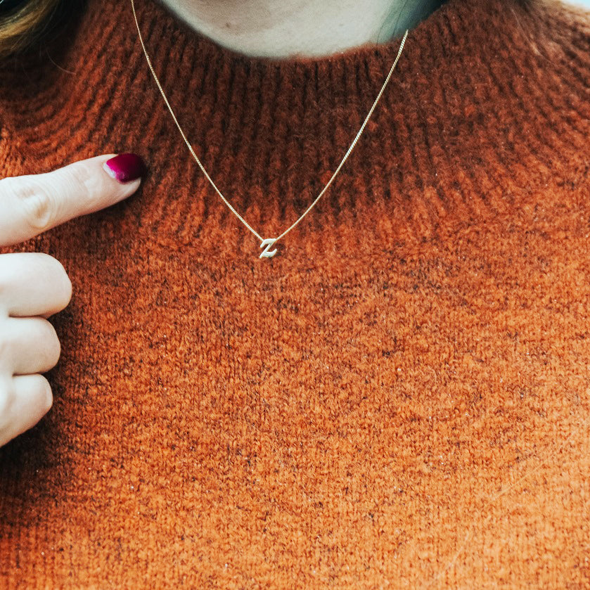 Kleine Halskette mit Anhänger aus 9 Karat Gold in Form des Buchstabens Z, 40–50 cm