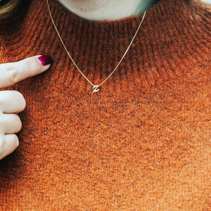 Kleine Halskette mit Anhänger aus 9 Karat Gold in Form des Buchstabens Z, 40–50 cm