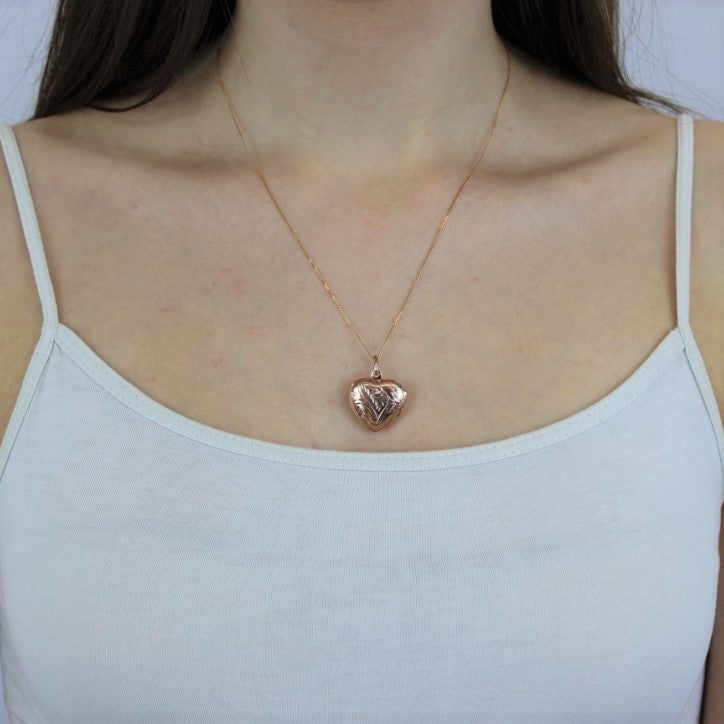 Roségold-beschichtetes, graviertes Herzmedaillon aus Sterlingsilber 16–22 Zoll