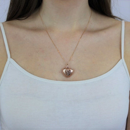 Roségold-beschichtetes, graviertes Herzmedaillon aus Sterlingsilber 16–22 Zoll
