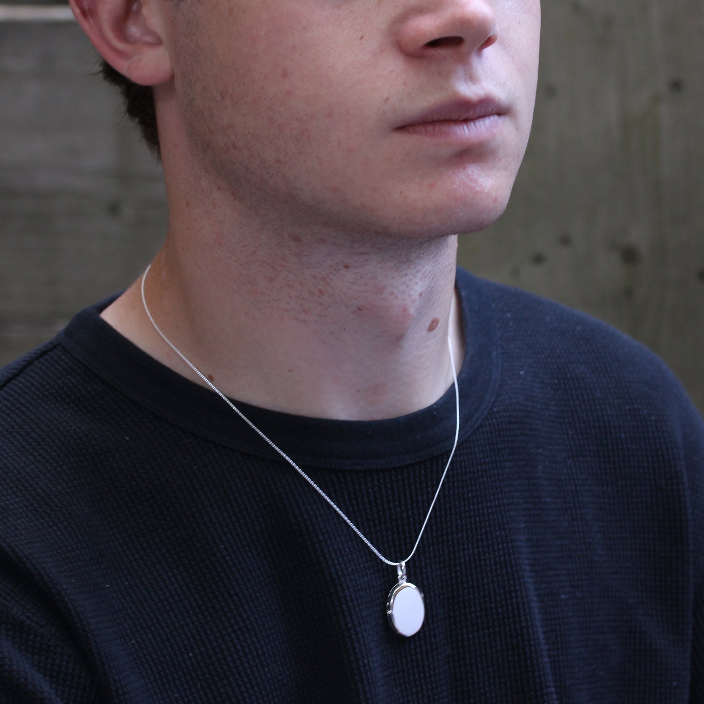 Ovales Medaillon aus Sterlingsilber mit Gravur an einer Kette, 40–56 cm