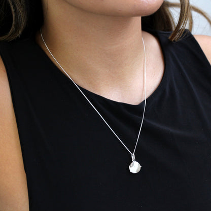 Kleines gravierbares rundes Medaillon aus Sterlingsilber mit Kette 16–22 Zoll