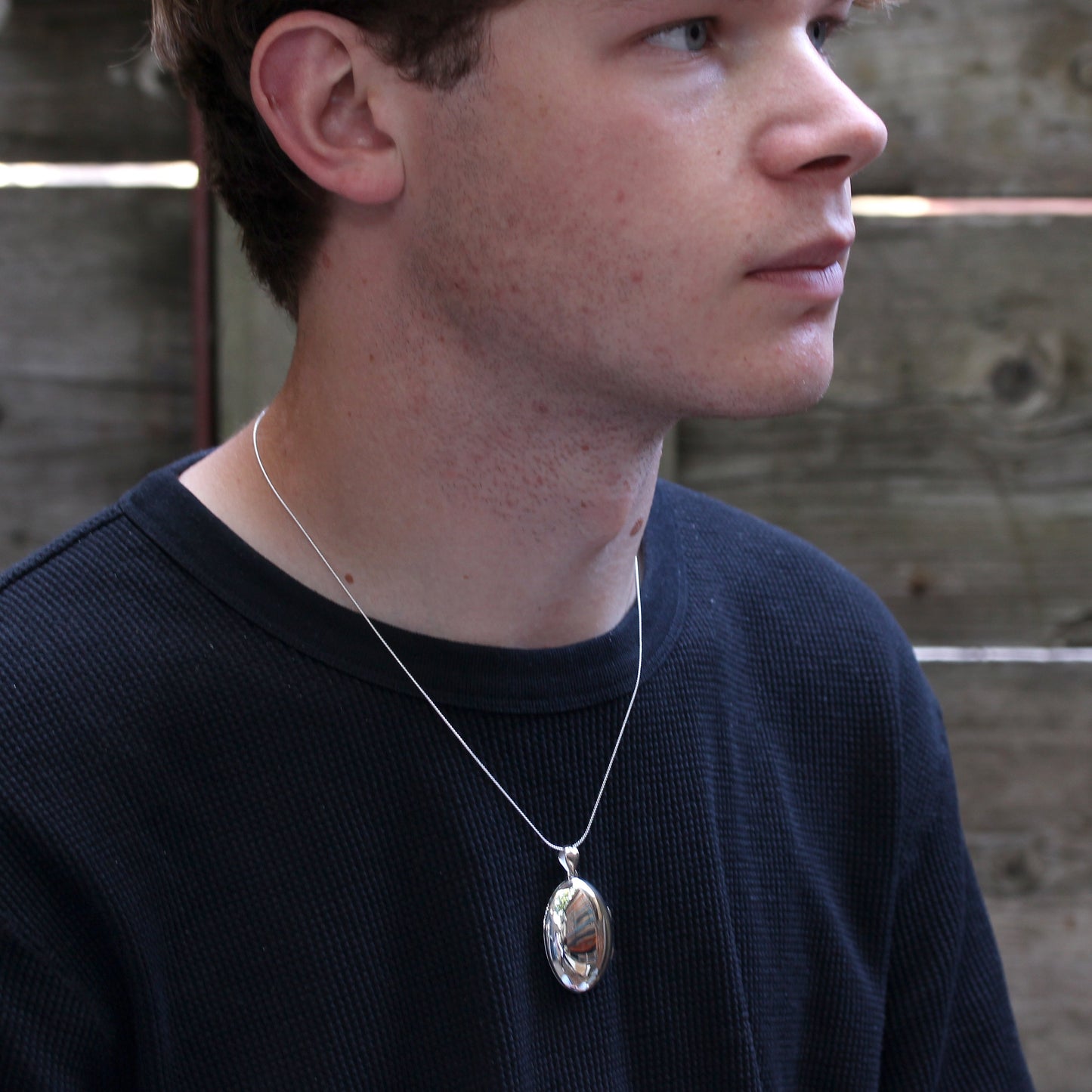 Großes ovales Medaillon aus Sterlingsilber mit Gravur und Kette, 16–22 Zoll