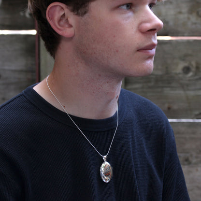 Großes ovales Medaillon aus Sterlingsilber mit Gravur und Kette, 16–22 Zoll