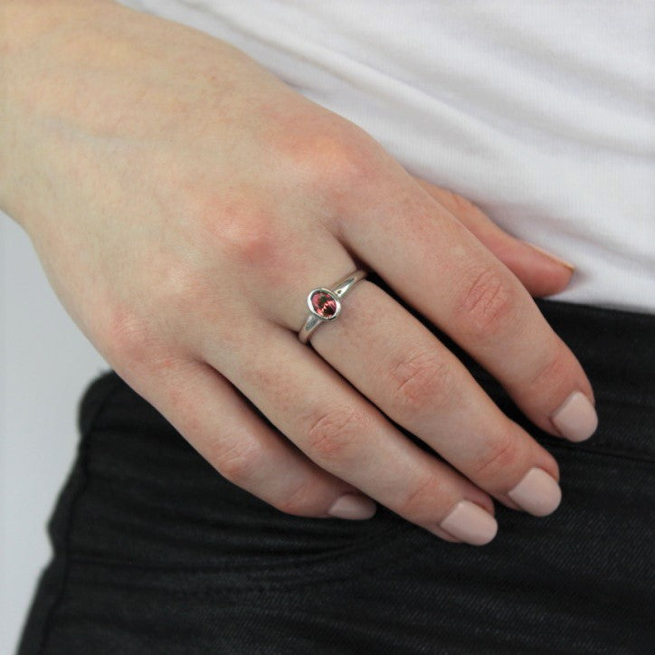 Sterlingsilber & Granat CZ-Kristall, ovaler Geburtssteinring für Januar, Größen J - U