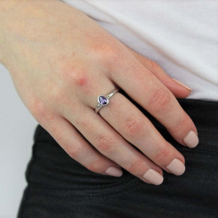 Sterling Silber & Amethyst CZ-Kristall, ovaler Geburtssteinring für Februar, Größen J - U