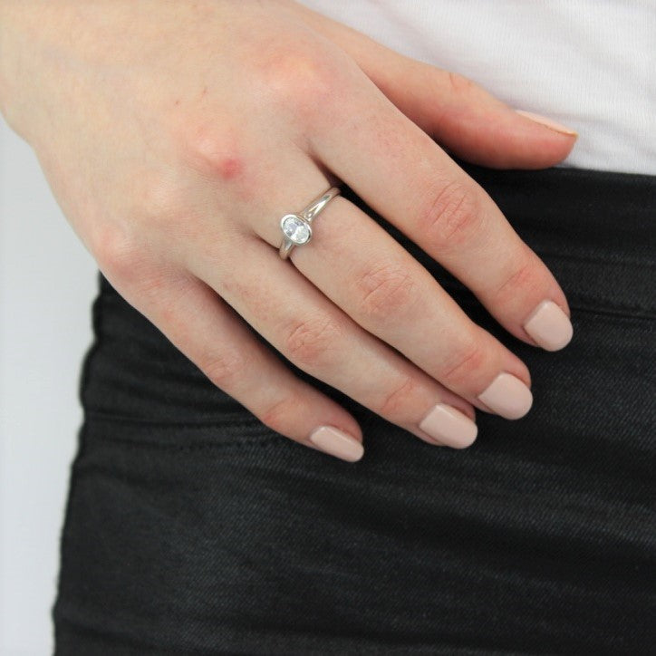 Ring aus Sterlingsilber mit klarem CZ-Kristall in Ovalform, Geburtsstein für den Monat April, Größen J–U