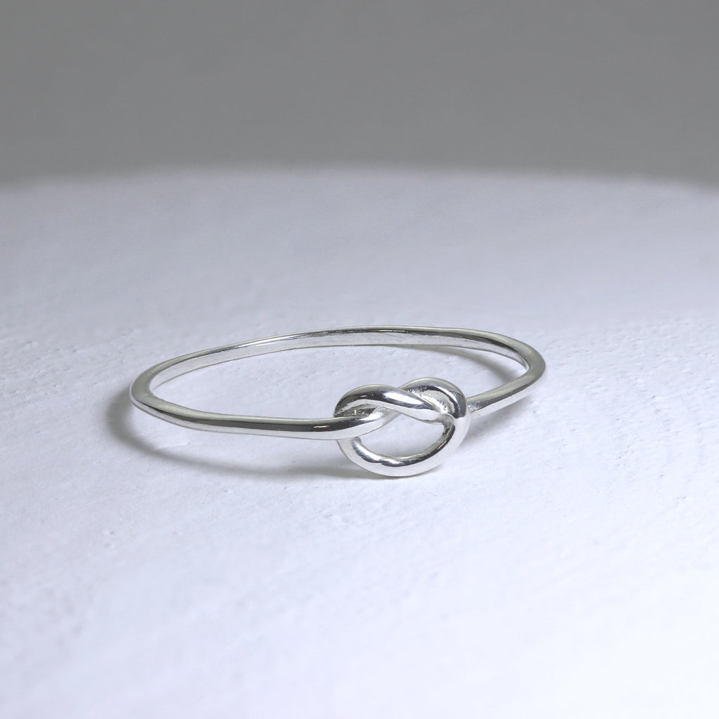 Herz-Knotenring aus Sterlingsilber in den Größen J–V