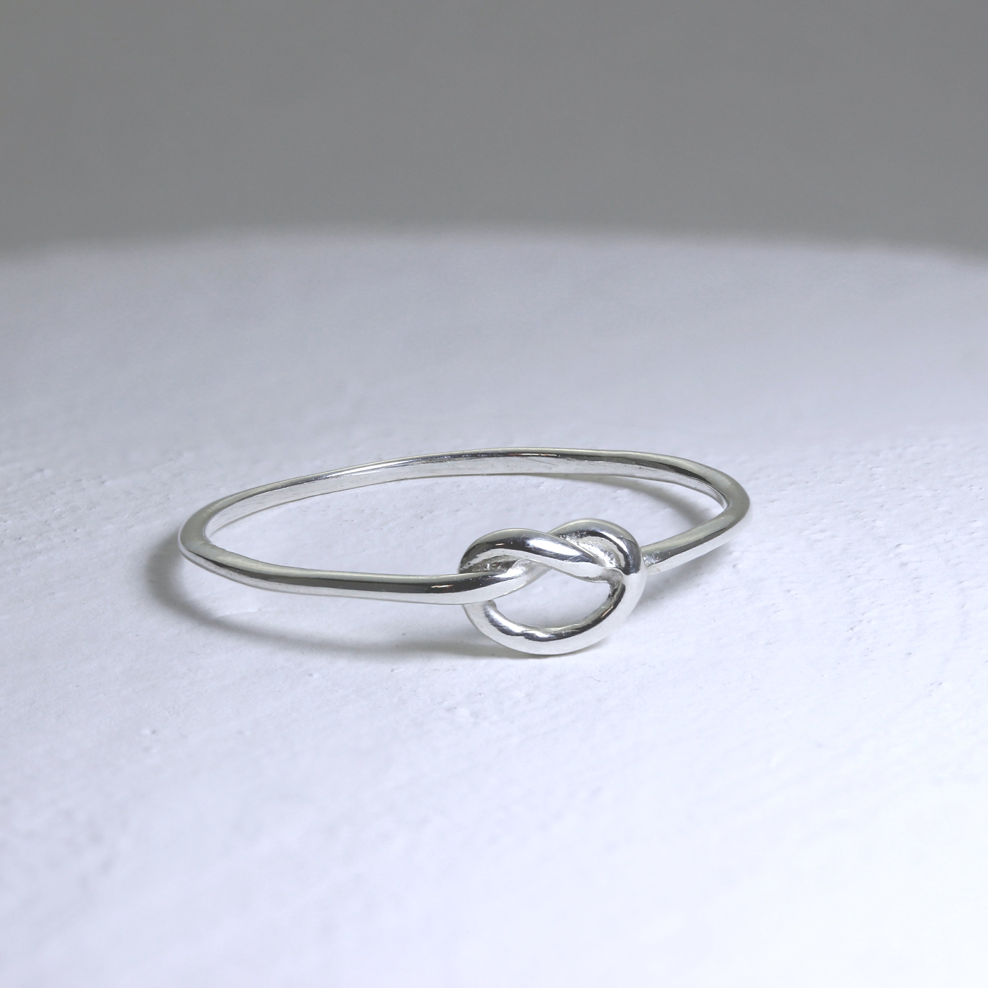 Herz-Knotenring aus Sterlingsilber in den Größen J–V