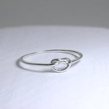 Herz-Knotenring aus Sterlingsilber in den Größen J–V