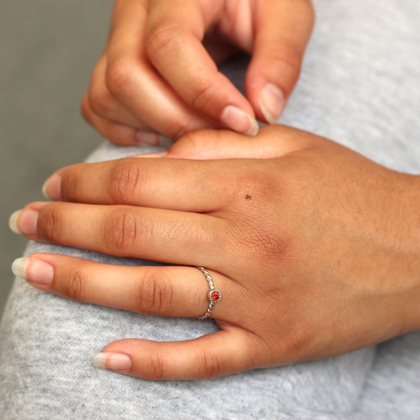 Sterlingsilber & Granat CZ Kristall Januar Geburtsstein Twisted Rope Ring I - U