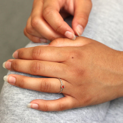 Sterlingsilber & Granat CZ Kristall Januar Geburtsstein Twisted Rope Ring I - U