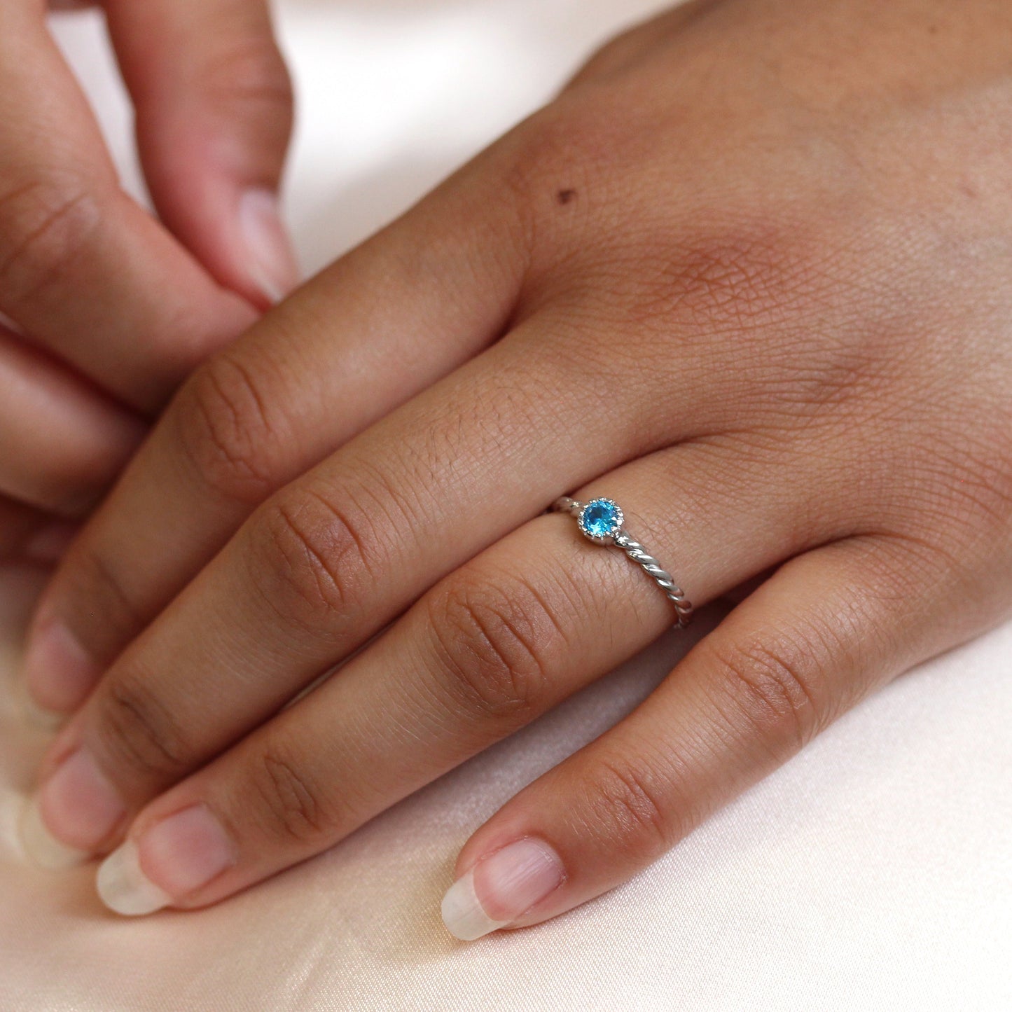 Sterlingsilber & Aquamarin-Zirkonia-Geburtsstein des Monats März, gedrehter Seilring, Größe I-U