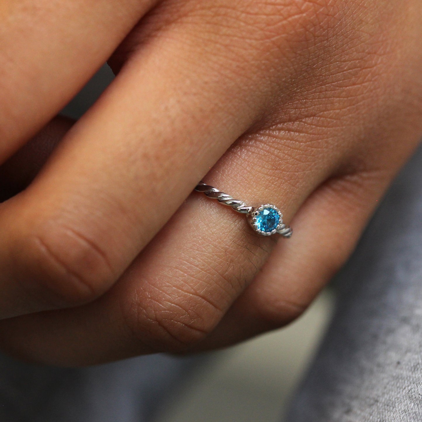 Sterlingsilber & Aquamarin-Zirkonia-Geburtsstein des Monats März, gedrehter Seilring, Größe I-U