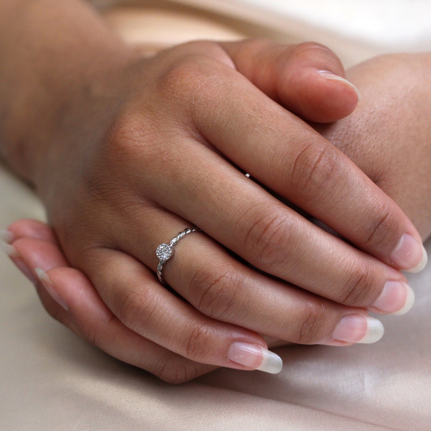 Sterlingsilber & klarer CZ-Kristall, Geburtsstein für den Monat April, gedrehter Seilring, Größe I–U