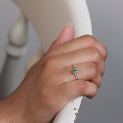 Sterlingsilber & smaragdgrüner CZ-Kristall, Geburtsstein für den Monat Mai, gedrehter Seilring, Größe I–U