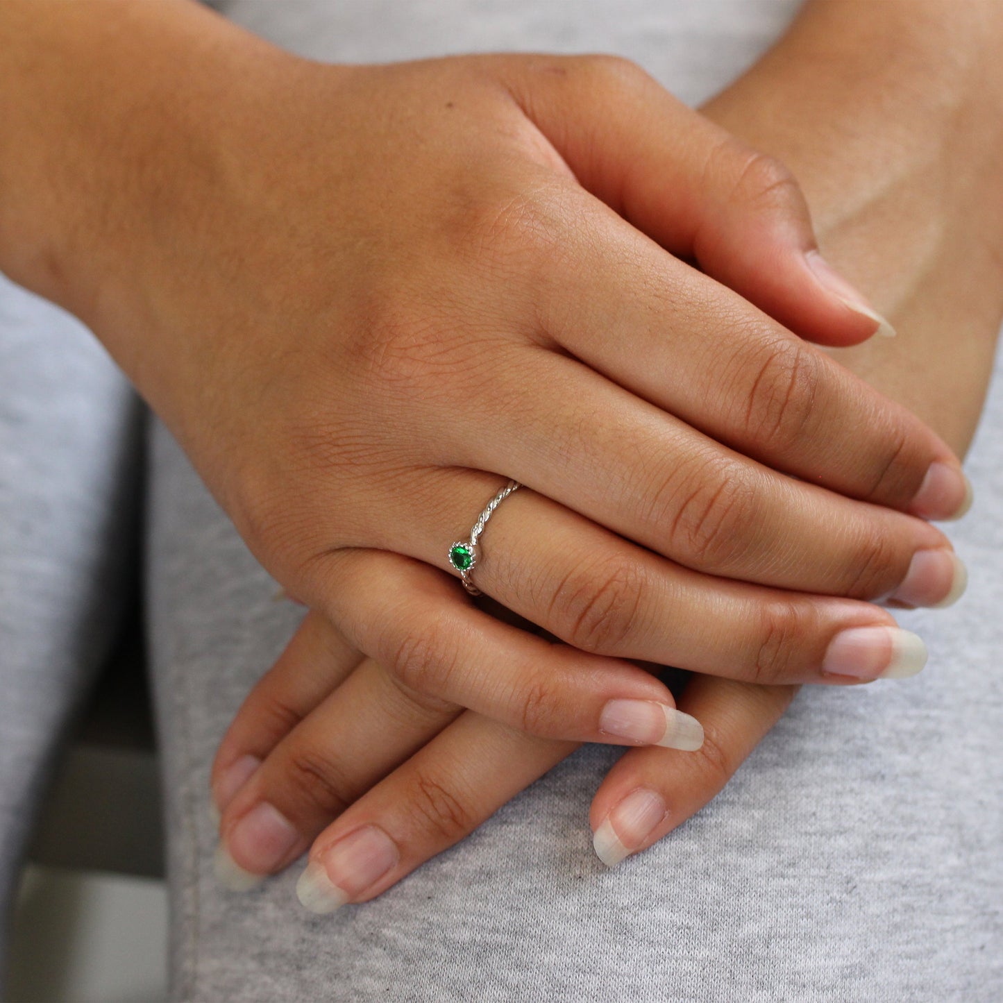 Sterlingsilber & smaragdgrüner CZ-Kristall, Geburtsstein für den Monat Mai, gedrehter Seilring, Größe I–U