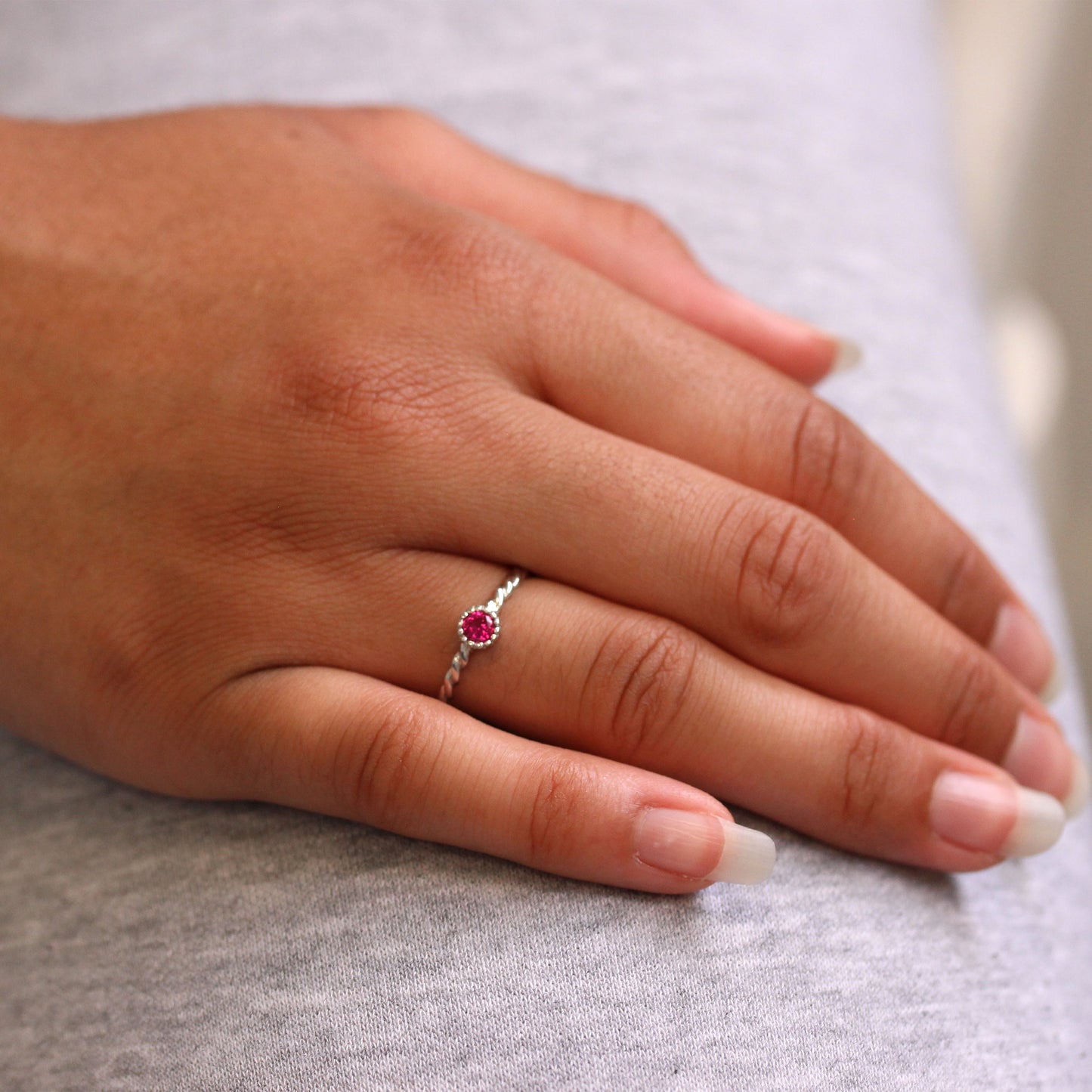 Sterlingsilber & Rubin CZ-Kristall Juli-Geburtsstein gedrehter Seilring I - U