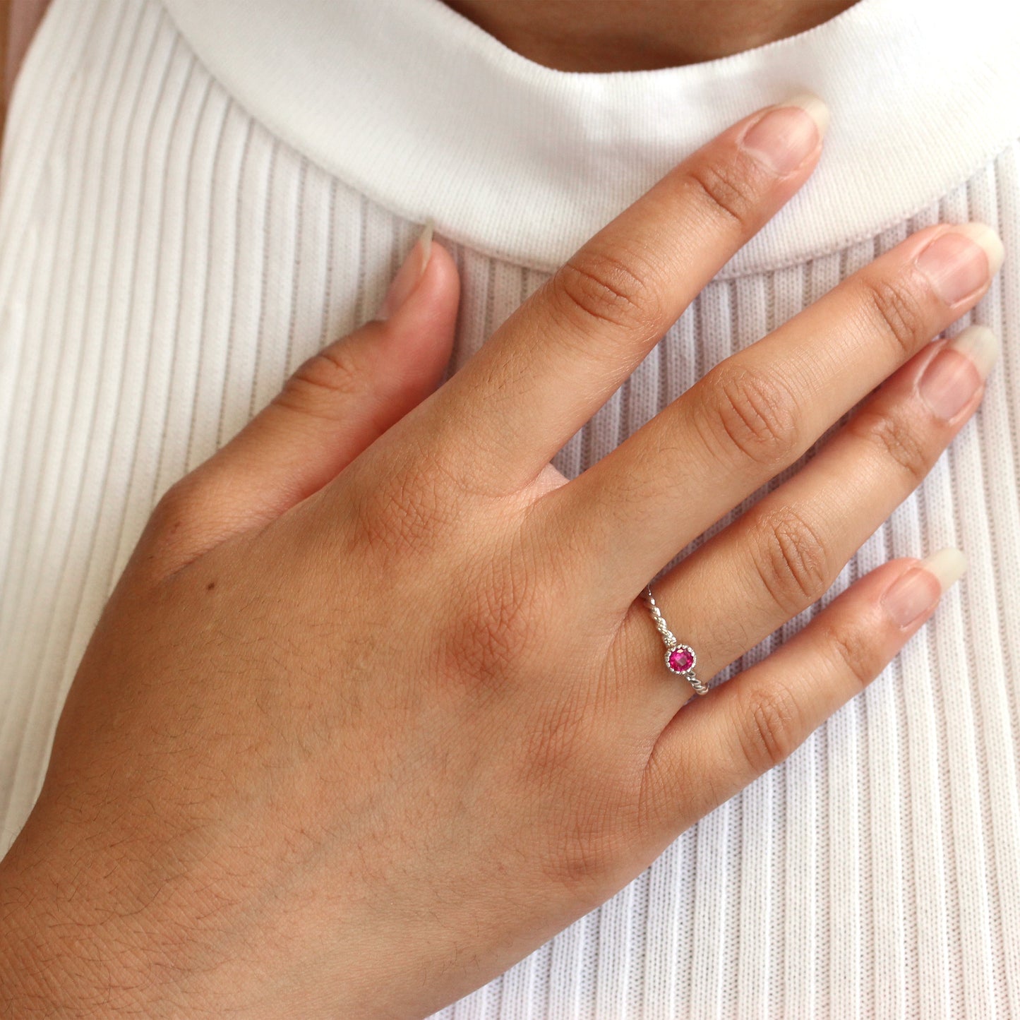 Sterlingsilber & Rubin CZ-Kristall Juli-Geburtsstein gedrehter Seilring I - U