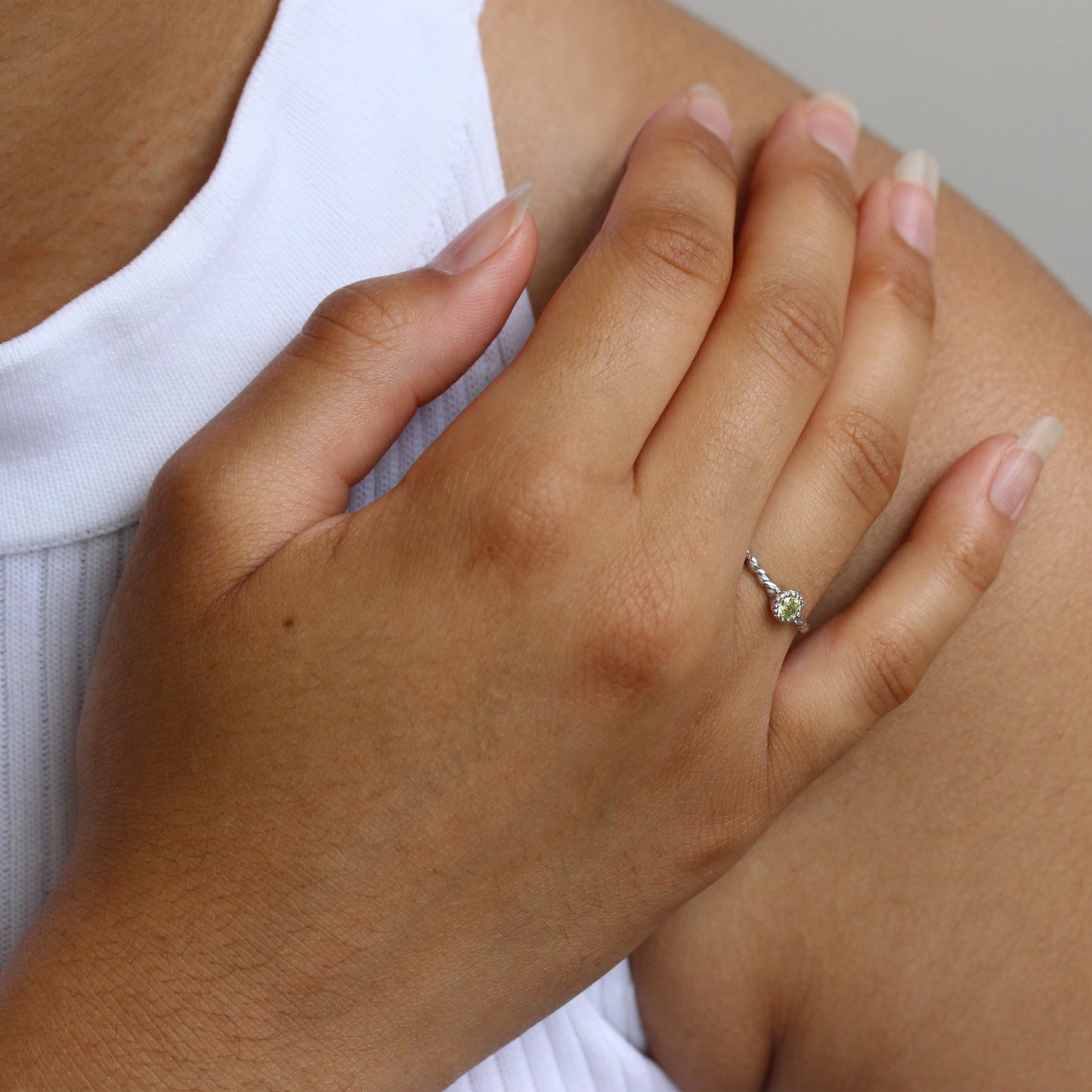 Sterlingsilber & Peridot CZ-Kristall August-Geburtsstein-Ring mit gedrehter Kordel I – U