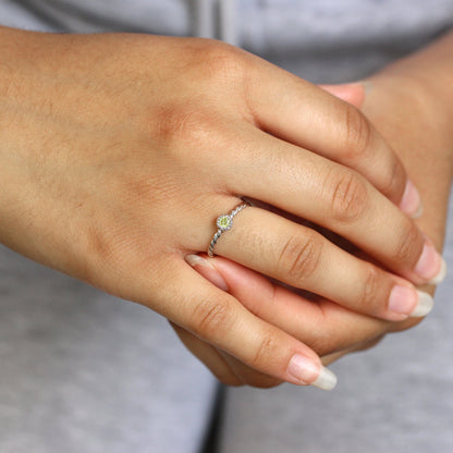 Sterlingsilber & Peridot CZ-Kristall August-Geburtsstein-Ring mit gedrehter Kordel I – U