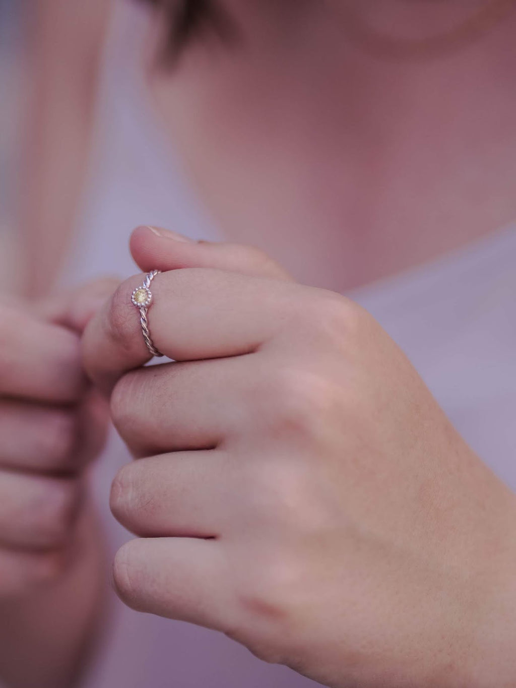 Sterlingsilber & Citrin-CZ-Kristall November-Geburtsstein-Ring mit gedrehter Kordel I – U
