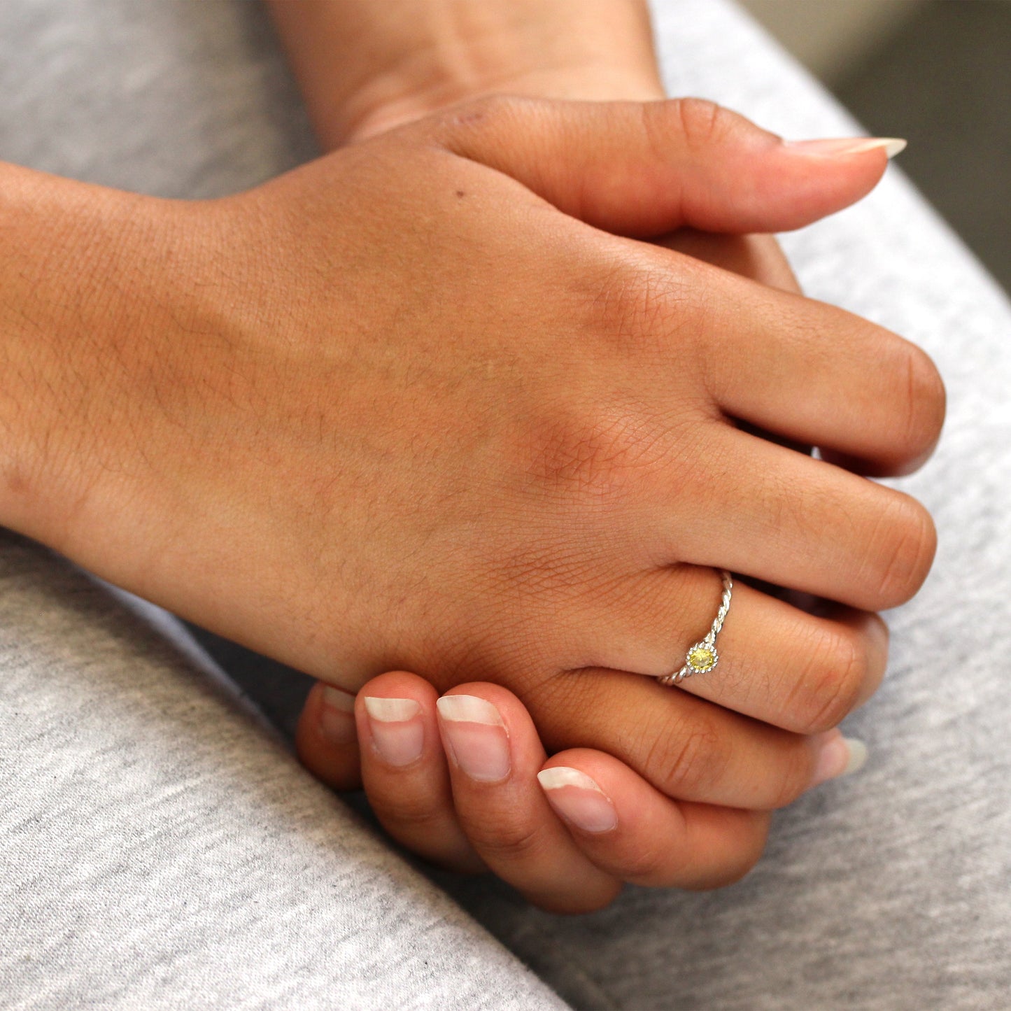 Sterlingsilber & Citrin-CZ-Kristall November-Geburtsstein-Ring mit gedrehter Kordel I – U