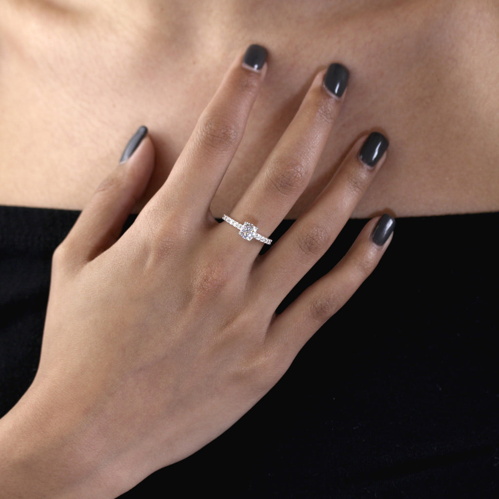 Sterlingsilber & klarer CZ Kristall Ring mit CZ Kristallen an den Schultern Größe J - V
