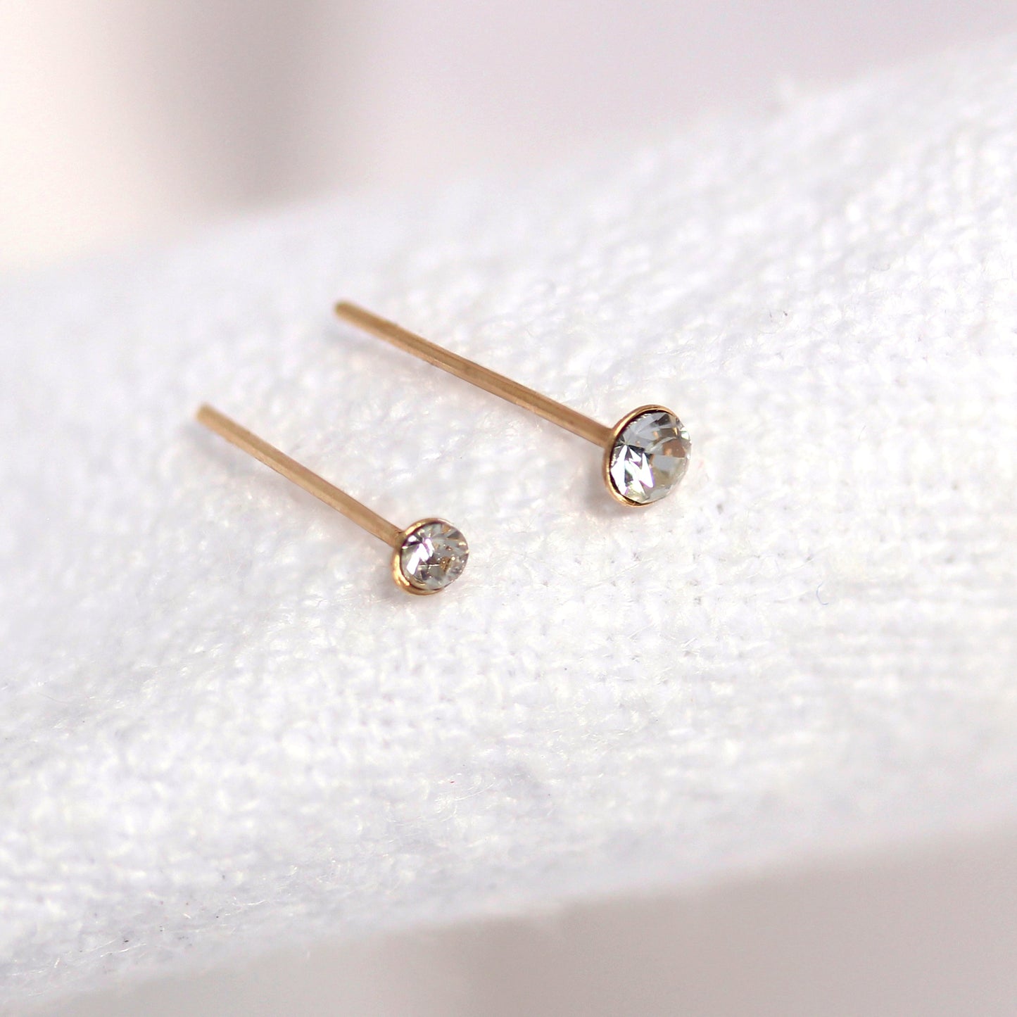 9 Karat Gelbgold klarer CZ gerader Nasenstecker