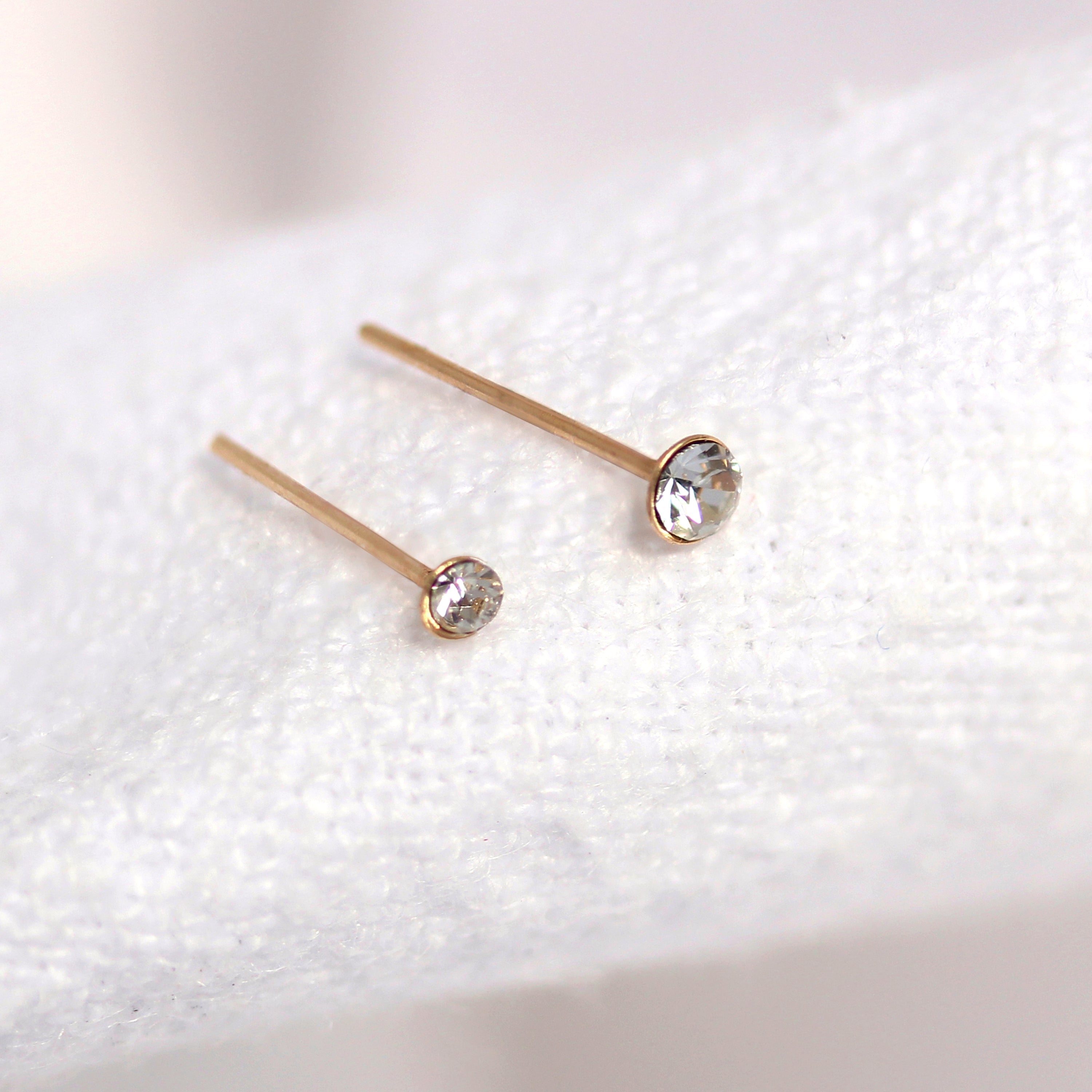 9 Karat Gelbgold klarer CZ gerader Nasenstecker