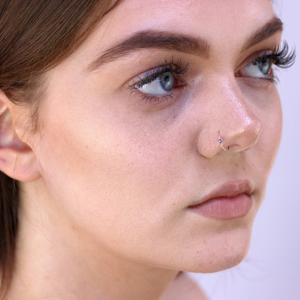 Nasen- und Tragus-Ring aus Sterlingsilber mit Blume, oxidiert