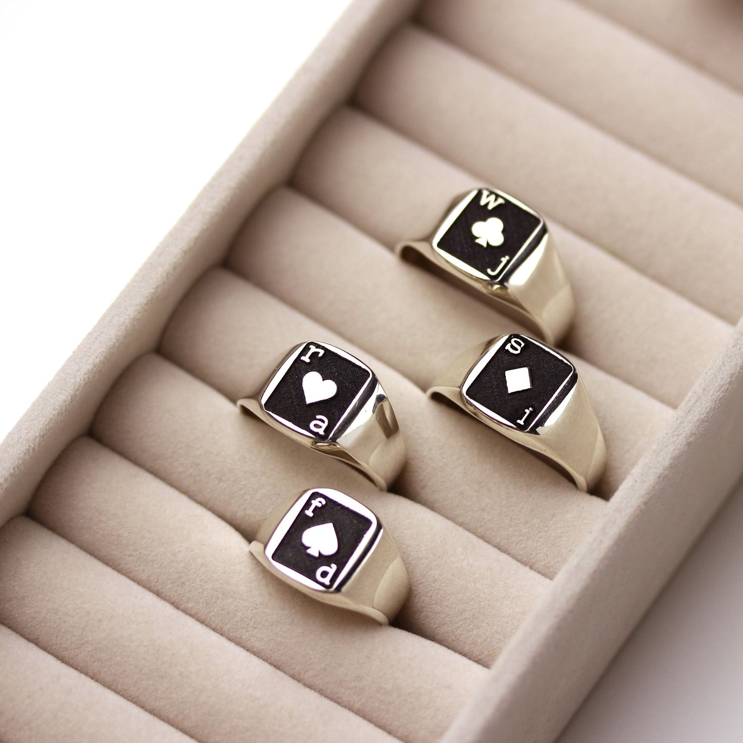 Personalisierter Siegelring aus Sterlingsilber mit Initialen und Spielkarte