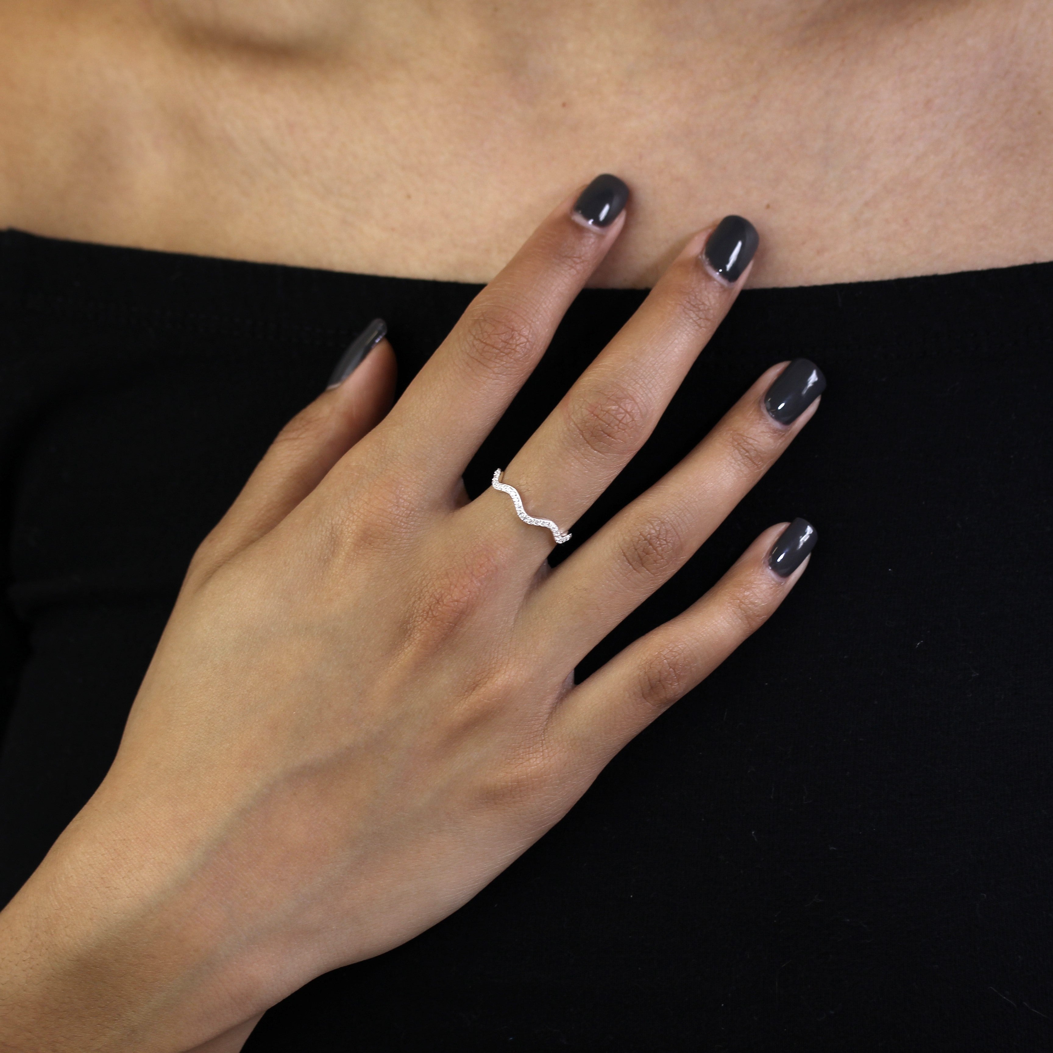 Sterlingsilber 2 mm Wellenring mit klaren CZ-Kristallen – UK-Größe I-U