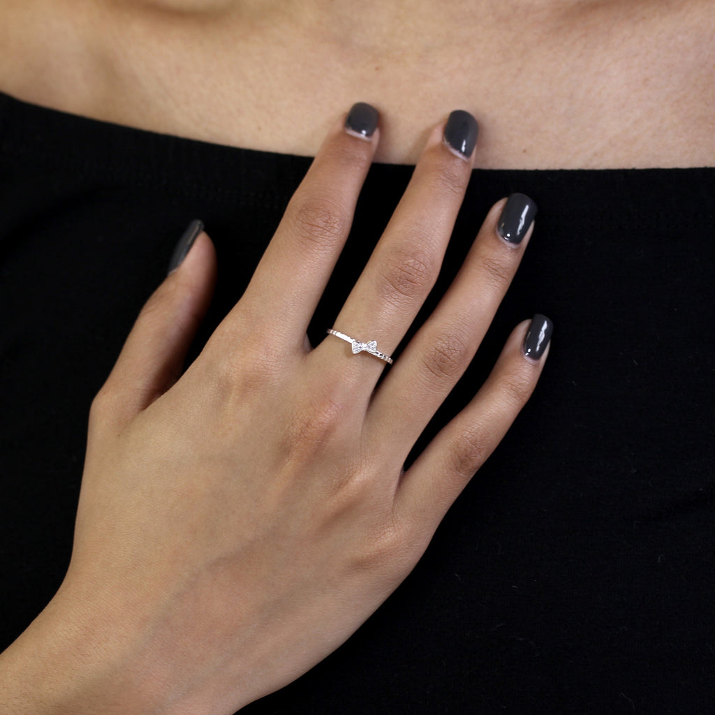 Sterlingsilber 1 mm Ring mit CZ Kristall Schleife – Größe J – W