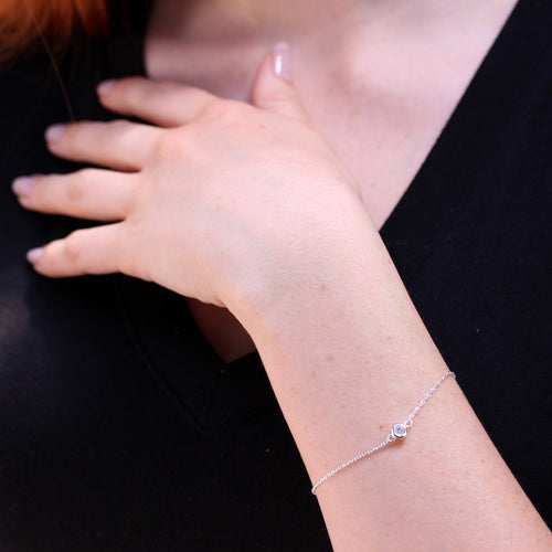 Feines Armband aus Sterlingsilber mit Erbskette, rundem Zirkonia und Verschluss