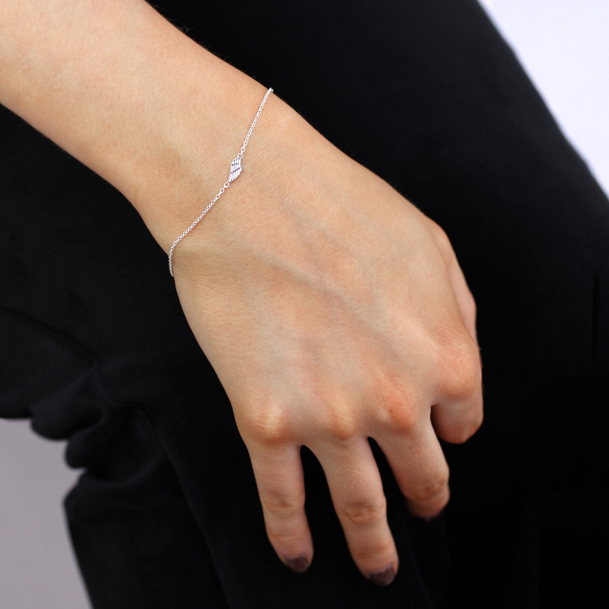 Feines Armband aus Sterlingsilber mit Erbskette, Engelsflügel-Charm und Verschluss, 18 cm