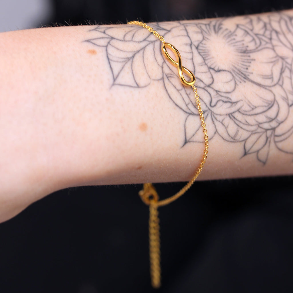 Feines Armband mit Unendlichkeitszeichen und Verschluss aus vergoldetem Sterlingsilber