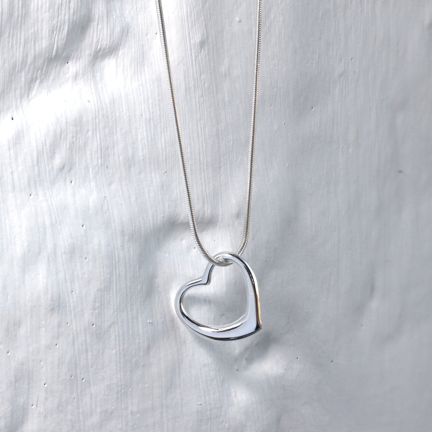 Halskette aus Sterlingsilber mit schwebendem Herzanhänger