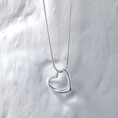 Halskette aus Sterlingsilber mit schwebendem Herzanhänger