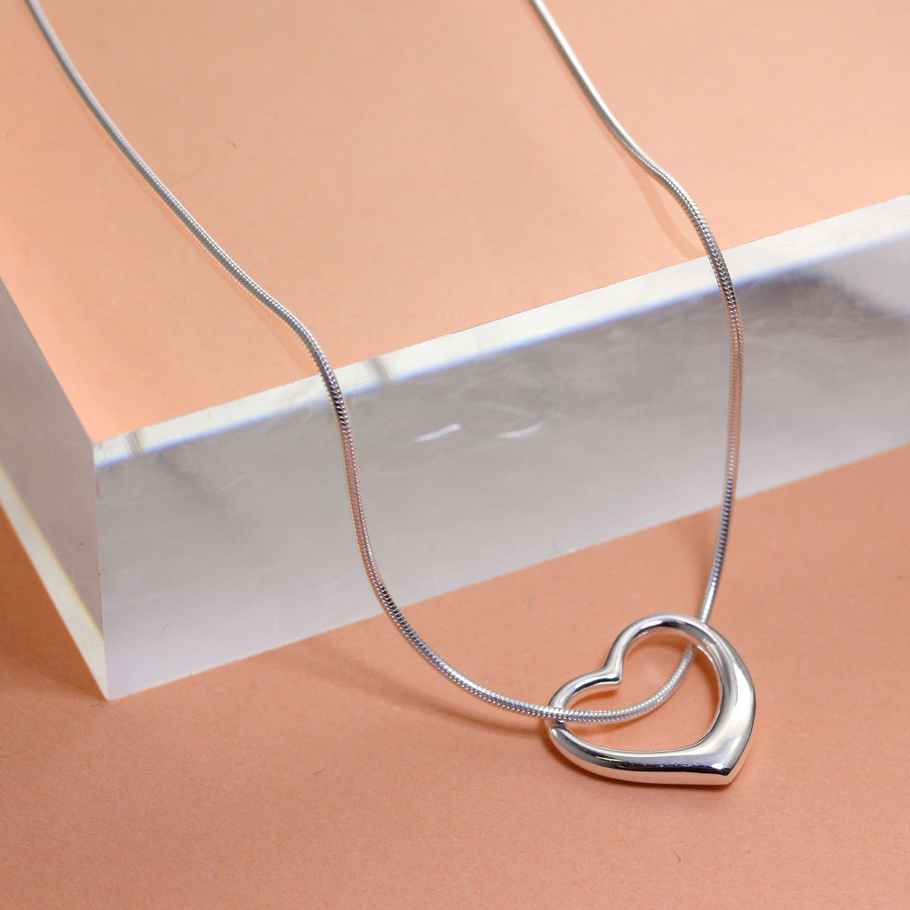 Halskette aus Sterlingsilber mit schwebendem Herzanhänger
