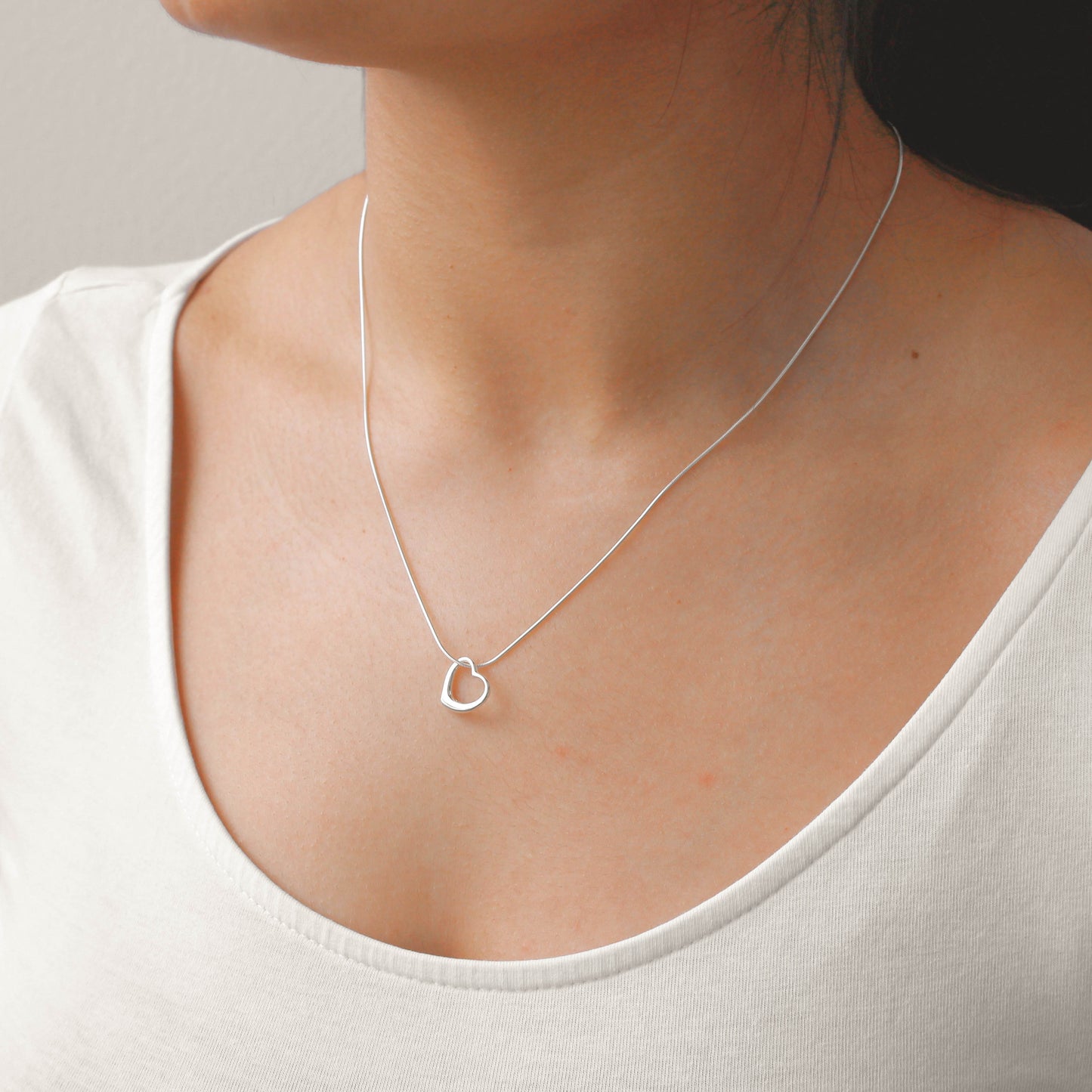 Halskette aus Sterlingsilber mit schwebendem Herzanhänger