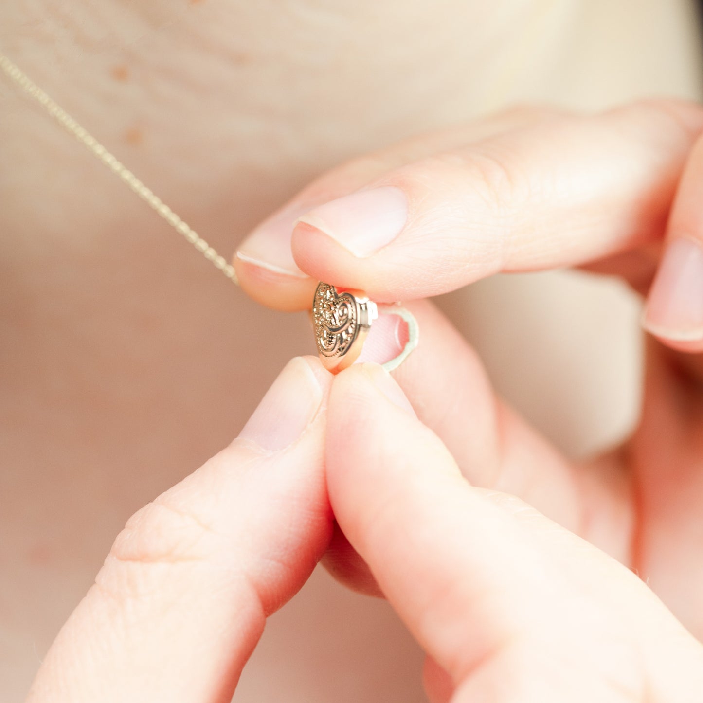 Kleines Medaillon aus 9 Karat Gold mit Gravur und Kette