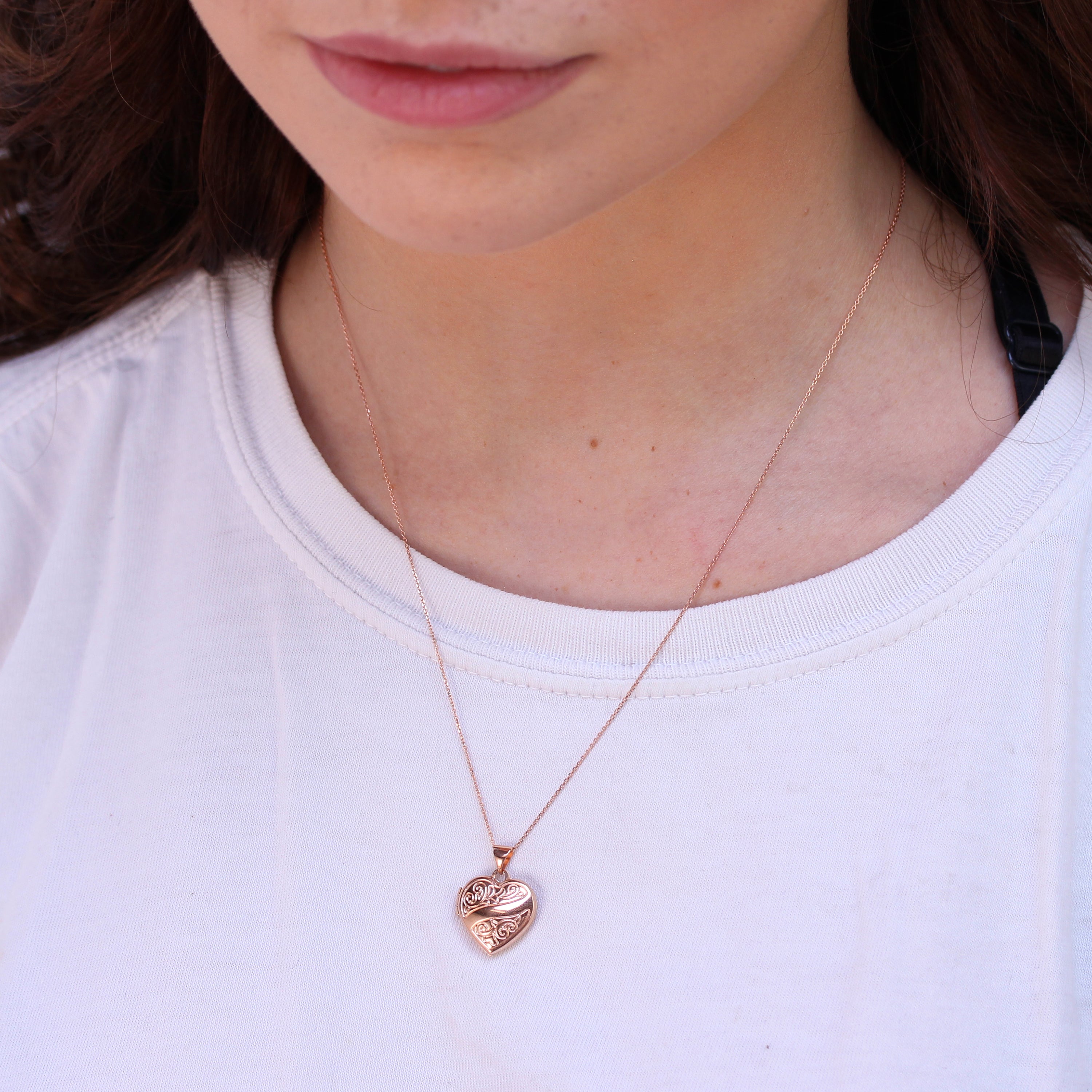 Medaillon aus 9 Karat Roségold mit Gravur und Kette