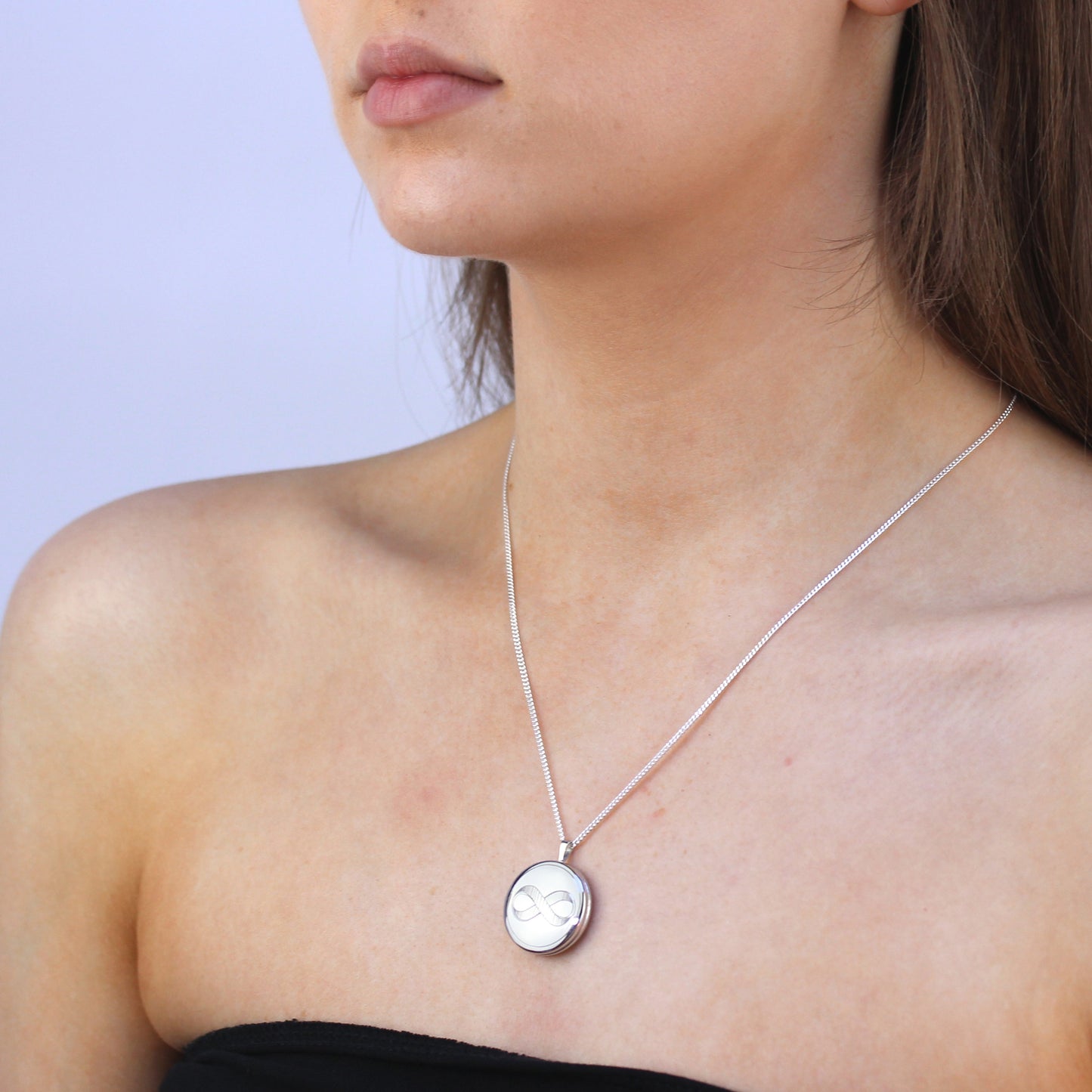 Runder Medaillonanhänger aus Sterlingsilber mit Kette