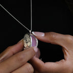 Ovales Medaillon mit graviertem Baum des Lebens aus Sterlingsilber mit Kette