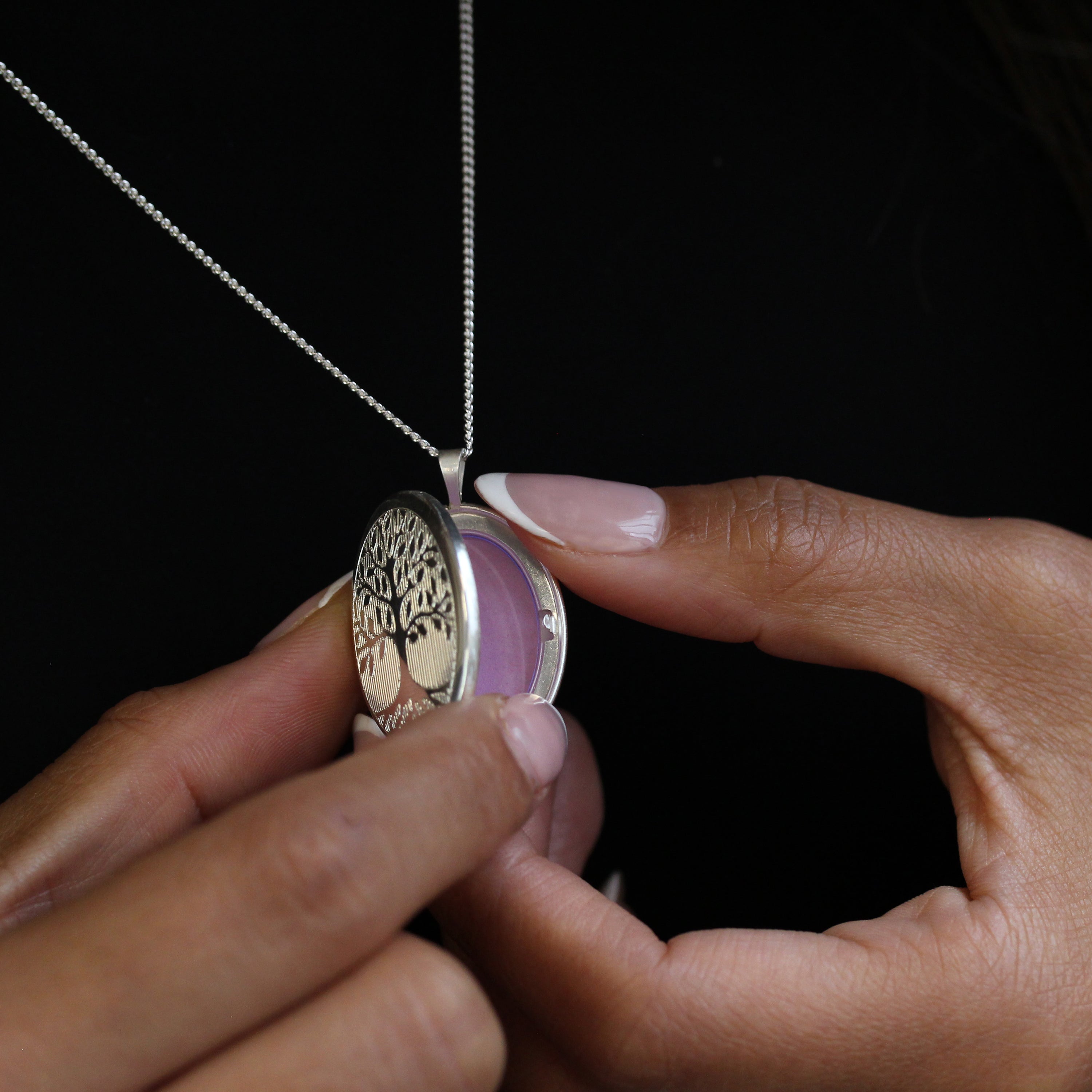 Ovales Medaillon mit graviertem Baum des Lebens aus Sterlingsilber mit Kette
