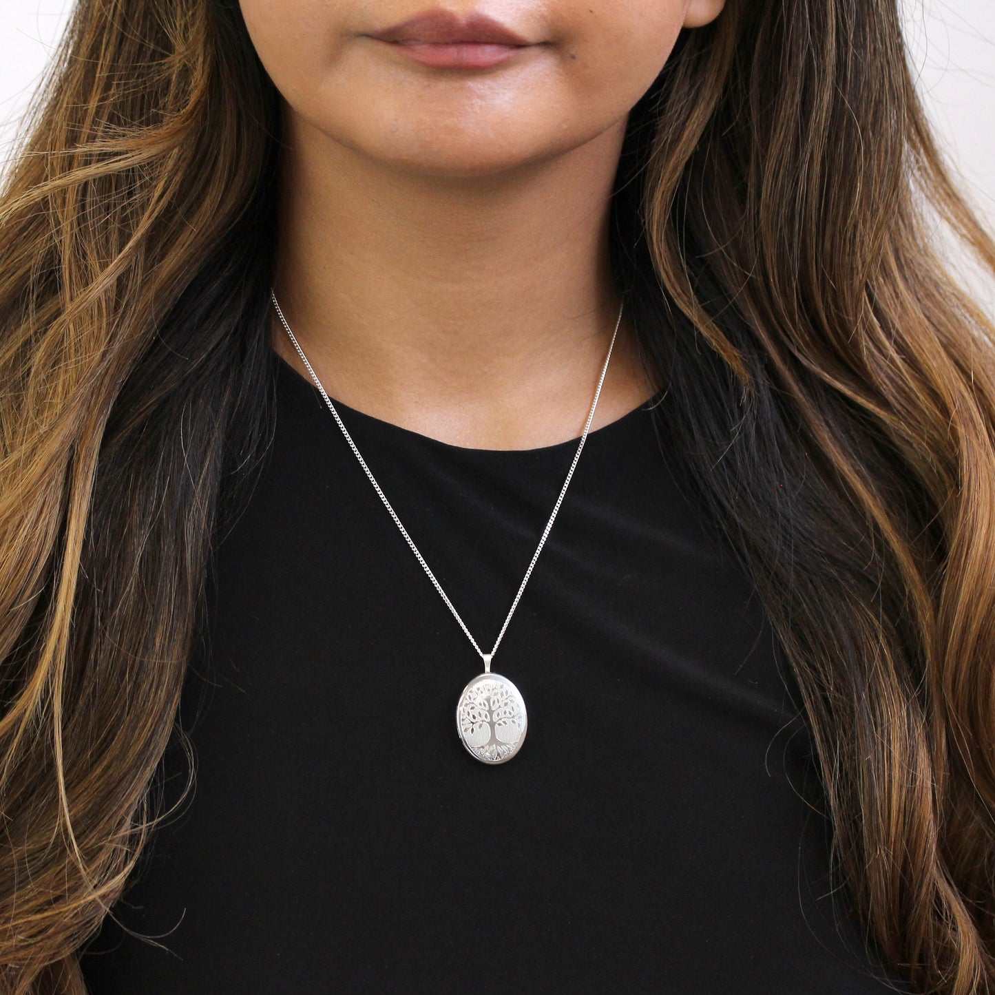 Ovales Medaillon mit graviertem Baum des Lebens aus Sterlingsilber mit Kette