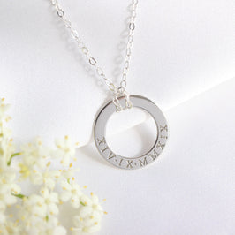Personalisierte Halskette aus Sterlingsilber mit römischen Ziffern